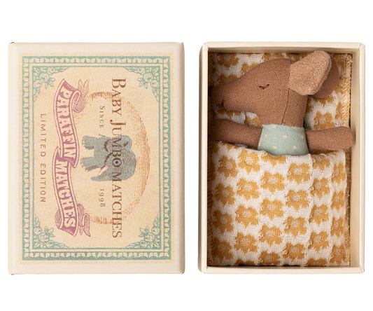 Schläfrige Babymaus in Matchbox - Blau